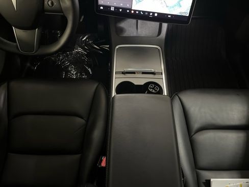 Used 2022 Tesla Model Y Long Range image 33