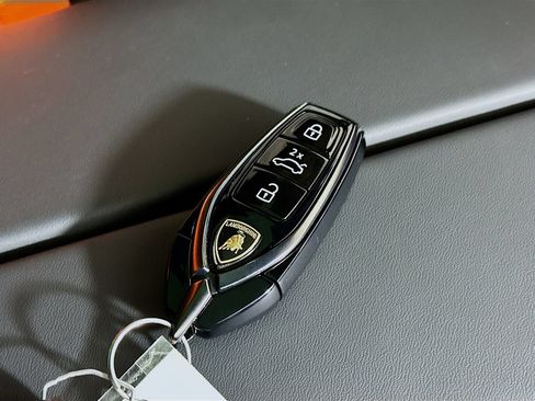Used 2025 Lamborghini Urus SE AWD/4WD image 68
