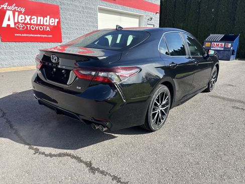 Used 2023 Toyota Camry SE FWD image 3