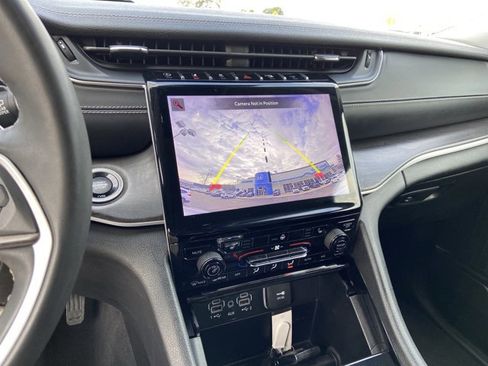 Used 2023 Jeep Grand Cherokee Limited image 35