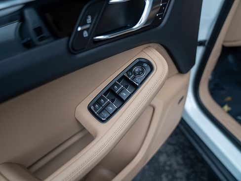 Certified 2025 Porsche Macan image 18