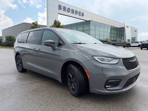 Used 2022 Chrysler Pacifica Limited w/ Uconnect Theater Family Group FWD image 1