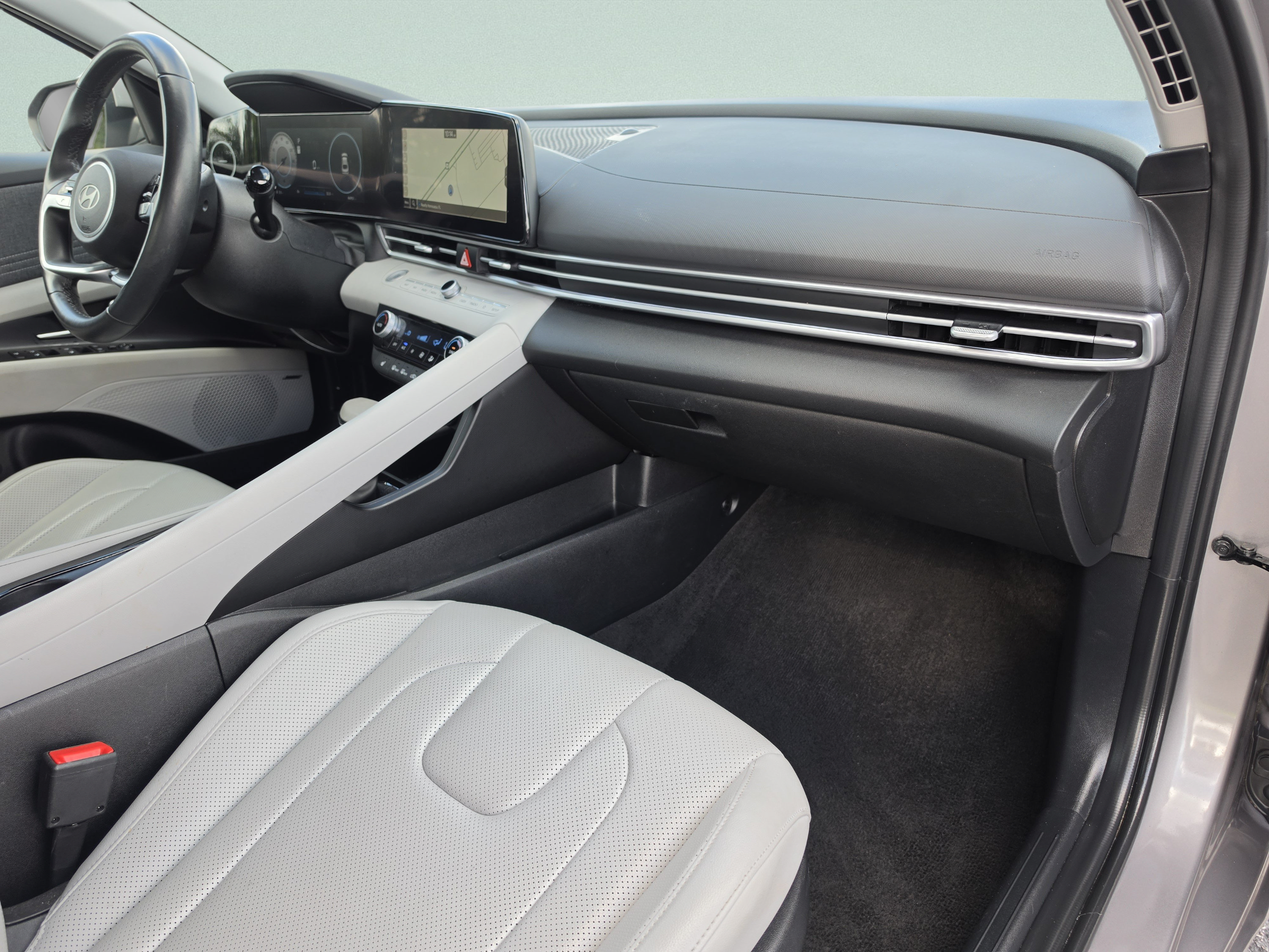Used 2025 Hyundai Elantra Limited FWD image 14