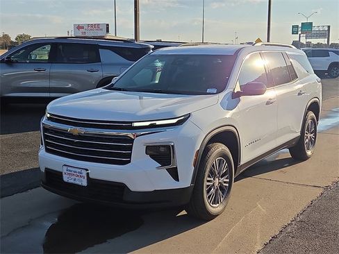 New 2026 Chevrolet Traverse LT image 1
