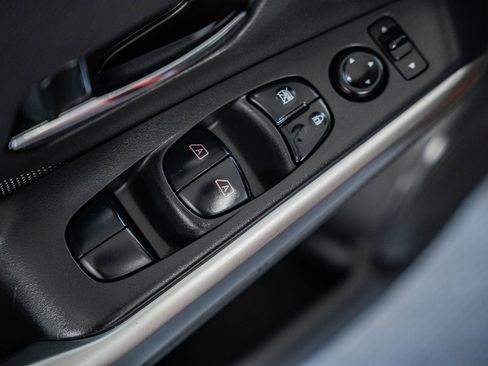 Used 2019 Nissan Kicks SV image 32