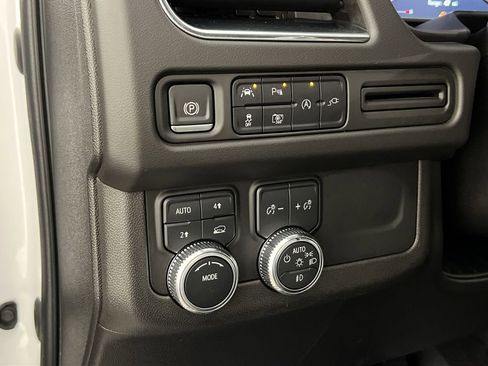 Used 2022 GMC Yukon XL SLT w/ SLT Luxury Package image 32