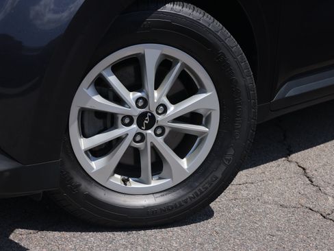 Used 2023 Kia Carnival LX FWD image 17