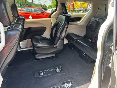 Used 2022 Chrysler Pacifica Touring-L w/ Uconnect Theater Family Group FWD image 19