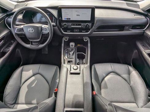 Used 2025 Toyota Grand Highlander AWD image 21
