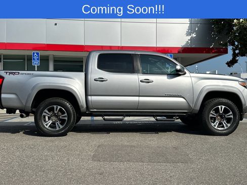 Used 2018 Toyota Tacoma TRD Sport RWD image 3