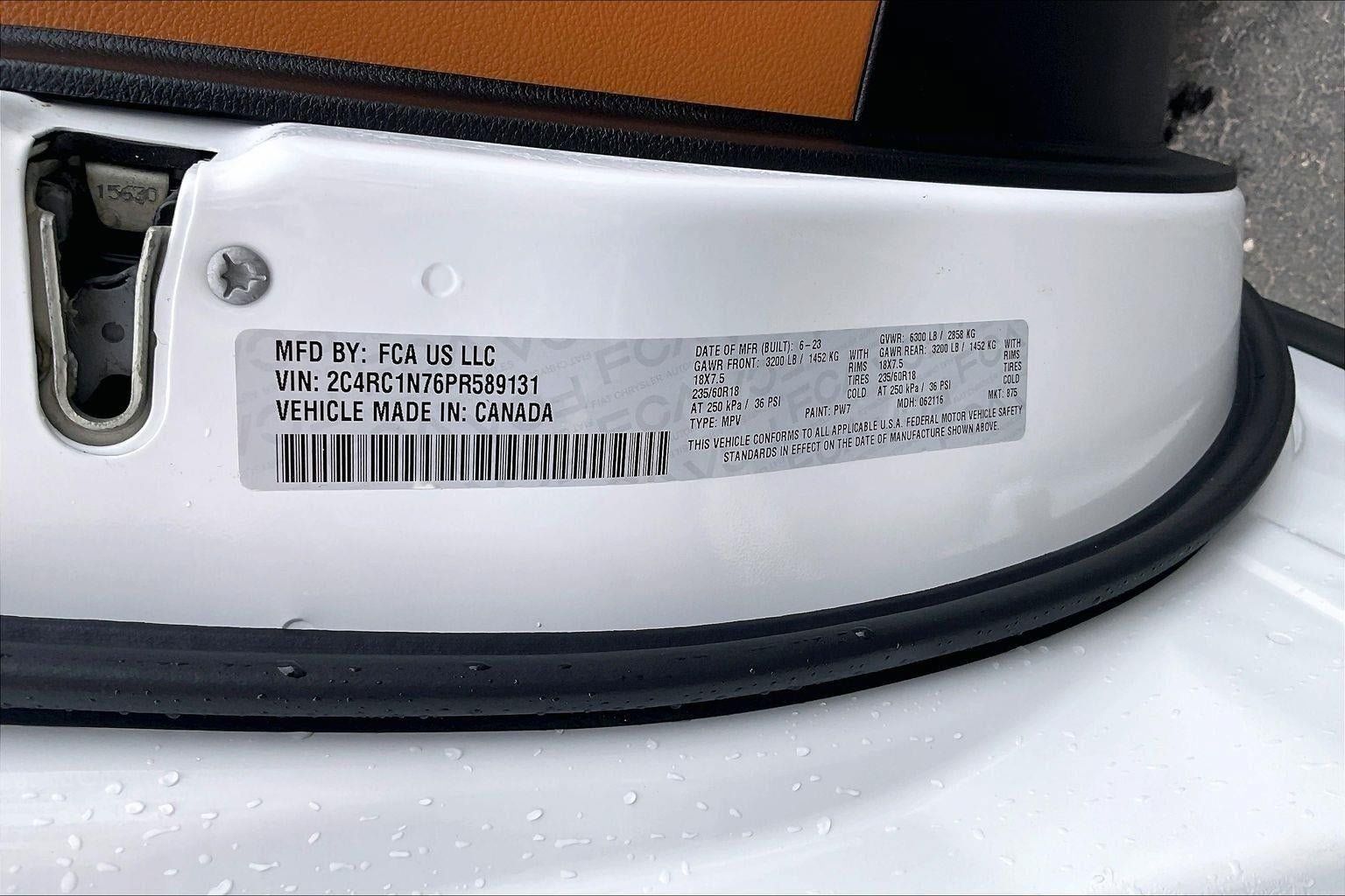 Used 2023 Chrysler Pacifica Pinnacle FWD image 33