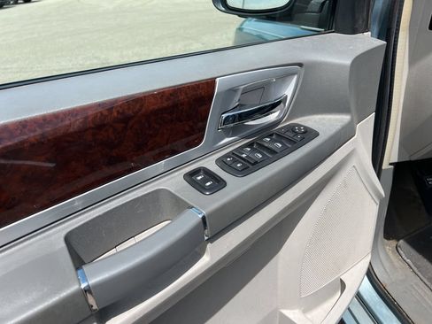 Used 2010 Chrysler Town & Country Touring FWD image 41