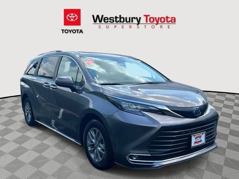 Used 2024 Toyota Sienna XLE FWD image 1
