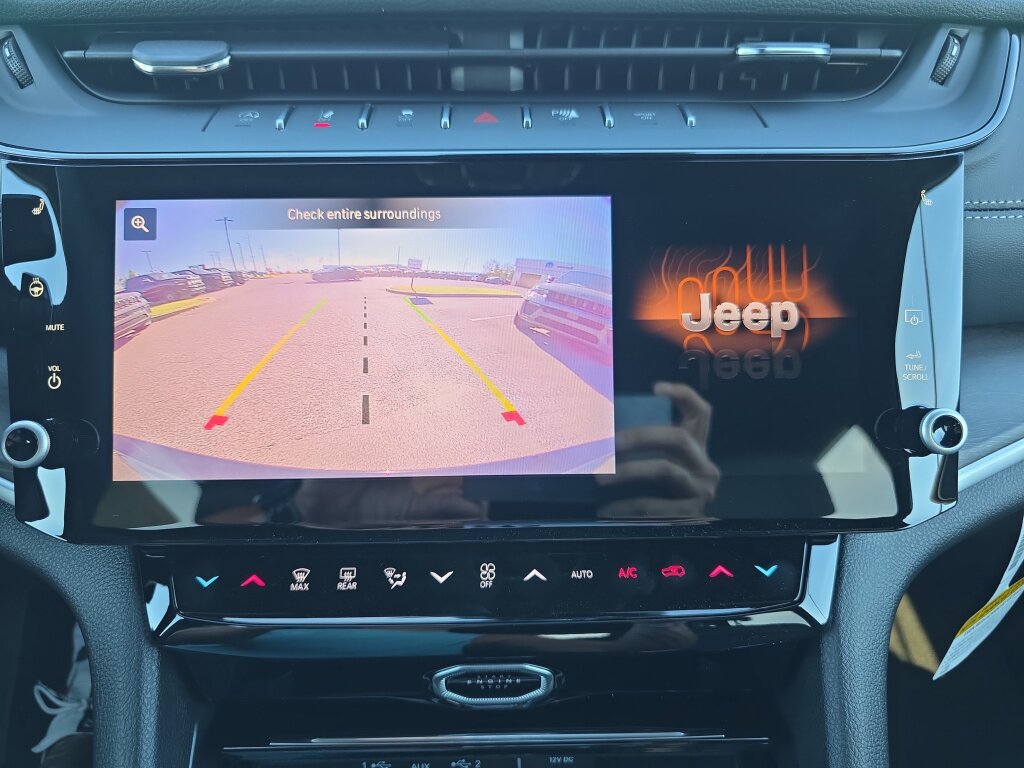 New 2027 Jeep Grand Cherokee Limited RWD image 9