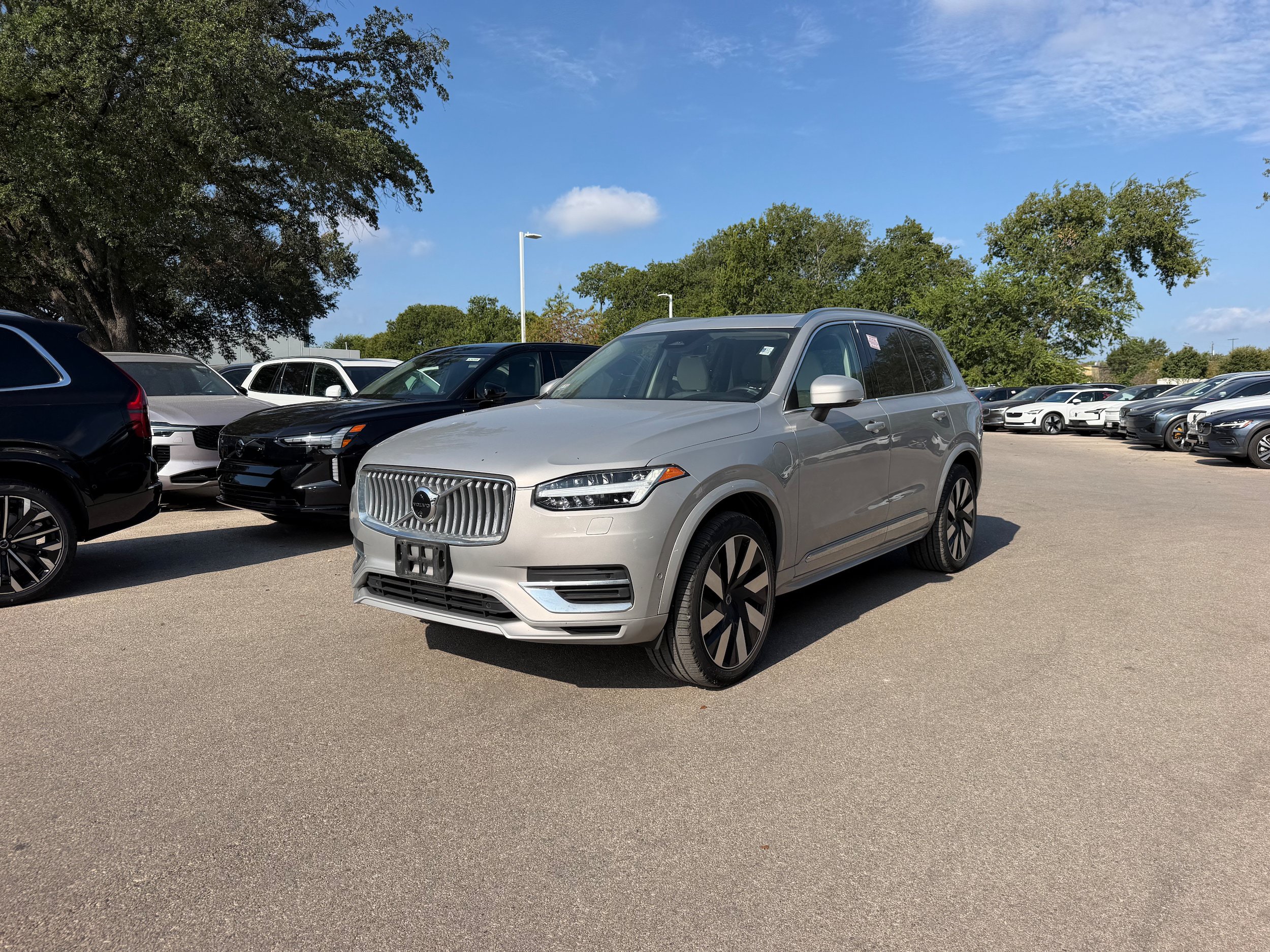 Certified 2025 Volvo XC90 T8 Plus w/ Protection Package AWD/4WD image 2