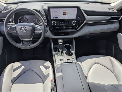 Used 2024 Toyota Highlander XLE FWD image 16