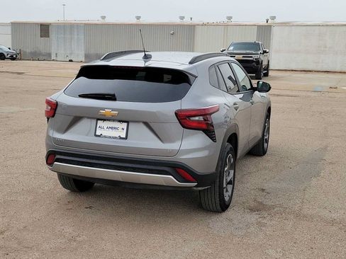 Used 2025 Chevrolet Trax LT FWD image 8