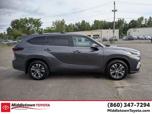 Used 2025 Toyota Highlander XLE AWD/4WD image 2