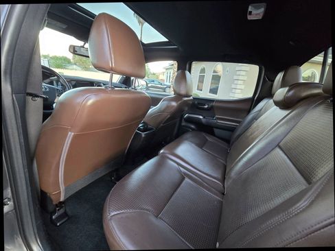 Used 2016 Toyota Tacoma Limited w/ Towing Package image 17