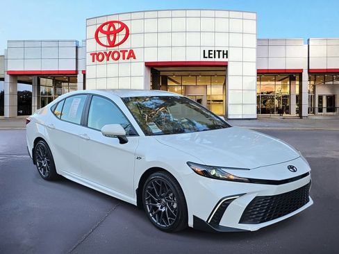 Used 2025 Toyota Camry SE image 3