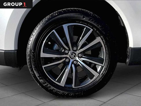 Used 2024 Toyota Venza LE image 9