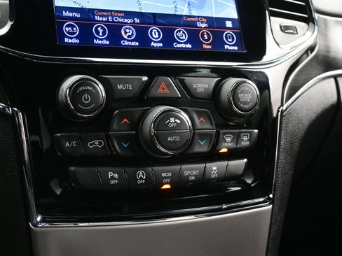 Used 2019 Jeep Grand Cherokee Limited AWD/4WD image 20