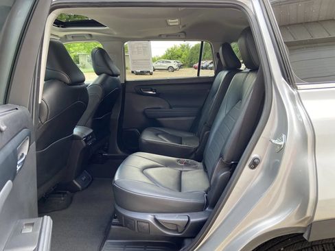 Used 2023 Toyota Highlander XLE AWD/4WD image 27