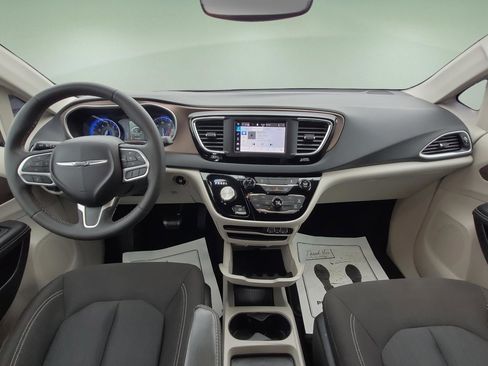 Used 2023 Chrysler Voyager LX image 15