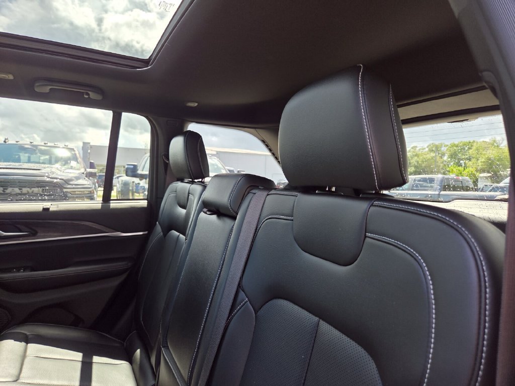 Used 2025 Jeep Grand Cherokee Limited w/ Luxury Tech Group II AWD/4WD image 22