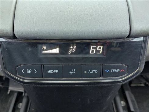Used 2021 Toyota Highlander XLE AWD/4WD image 17