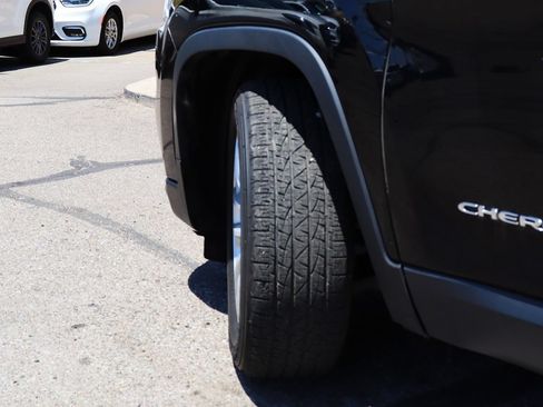 Used 2019 Jeep Cherokee Latitude w/ Popular Appearance Group FWD image 6