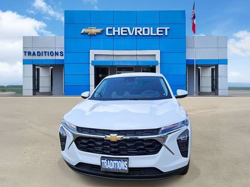 New 2026 Chevrolet Trax LS w/ LS Convenience Package FWD image 4
