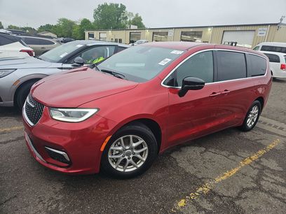 Used 2025 Chrysler Pacifica Select