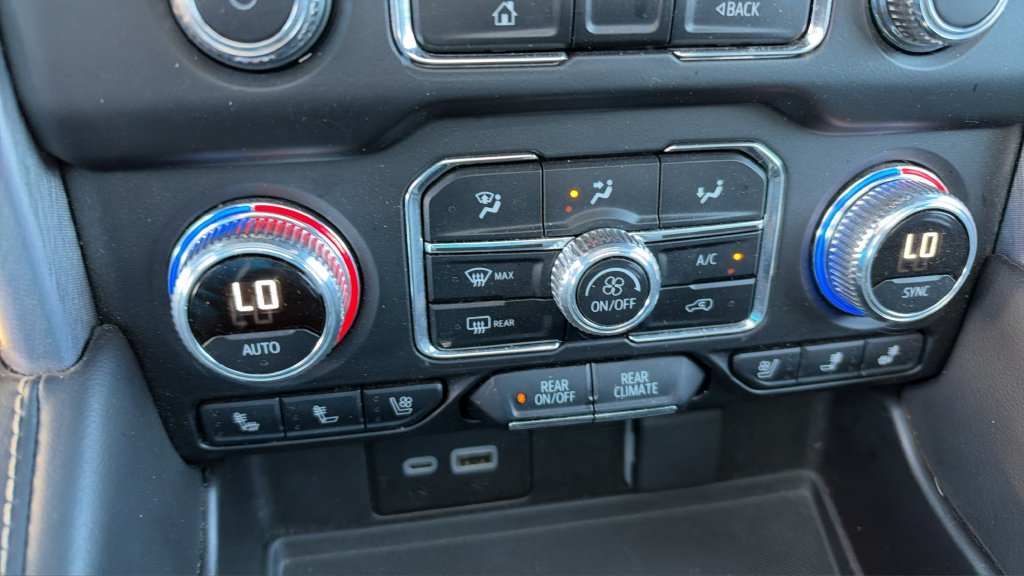 Used 2024 GMC Yukon SLT w/ SLT Luxury Package AWD/4WD image 28