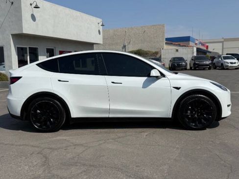 Used 2022 Tesla Model Y Long Range AWD/4WD image 2