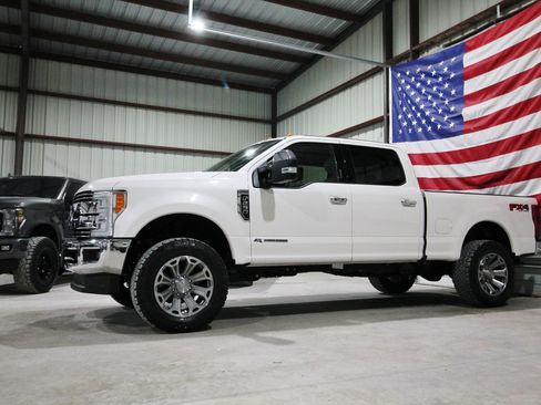 Used 2018 Ford F250 Lariat w/ Lariat Ultimate Package AWD/4WD image 4