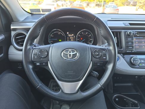 Used 2018 Toyota RAV4 XLE image 20