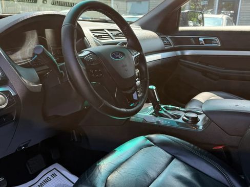 Used 2016 Ford Explorer XLT w/ Equipment Group 202A AWD/4WD image 9