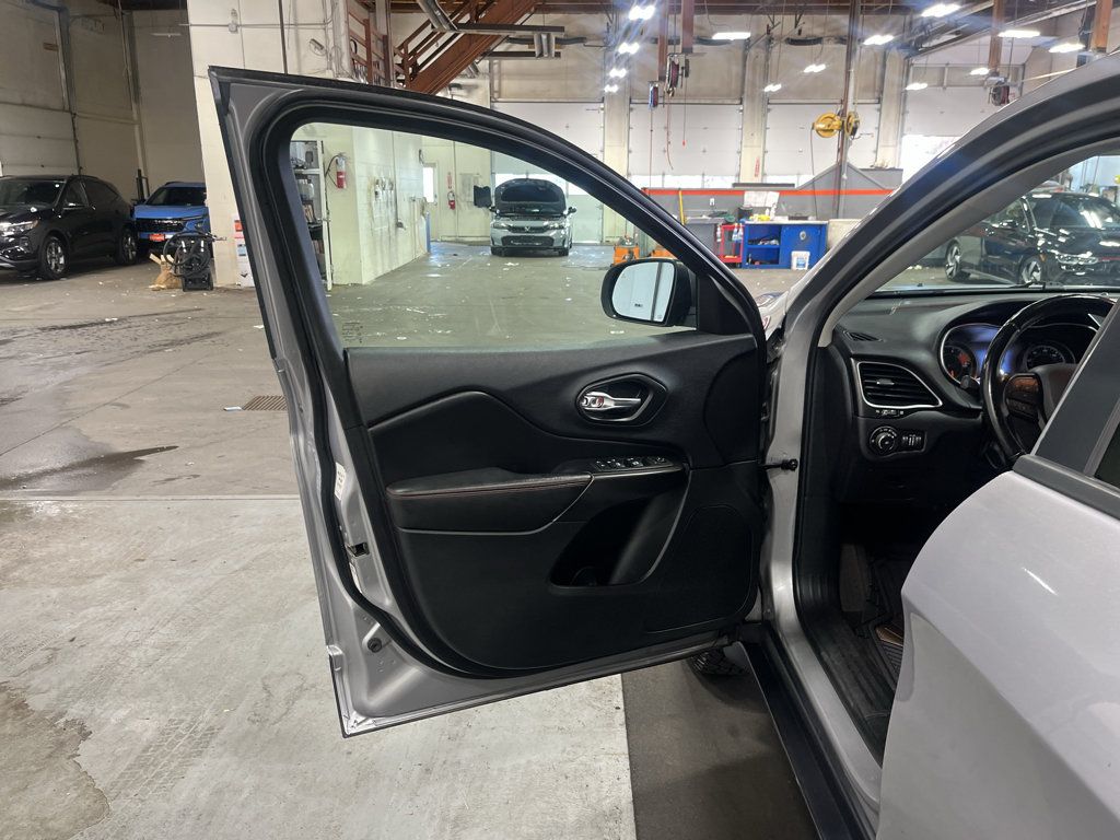 Used 2020 Jeep Cherokee Trailhawk AWD/4WD image 20