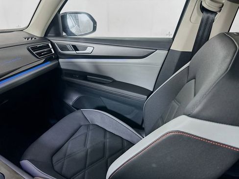 Used 2025 Volkswagen Atlas Peak Edition SE image 24