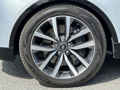 Used 2024 Land Rover Discovery Dynamic SE image 13