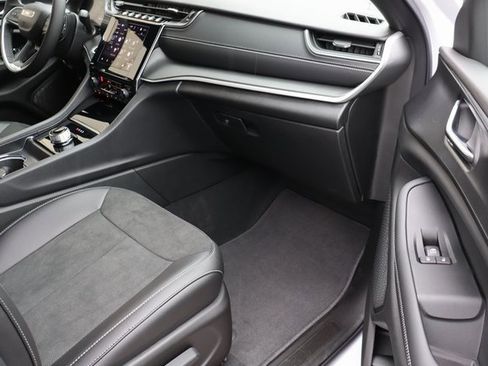 New 2025 Jeep Grand Cherokee Altitude image 42