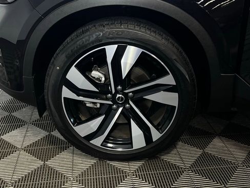 Used 2025 Volvo XC40 B5 Plus image 10