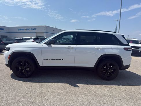 Used 2024 Jeep Grand Cherokee Limited w/ Black Appearance Package AWD/4WD image 6
