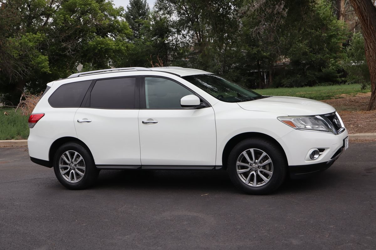 Used 2016 Nissan Pathfinder SV AWD/4WD image 2