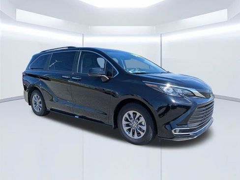 Used 2024 Toyota Sienna XLE FWD image 2