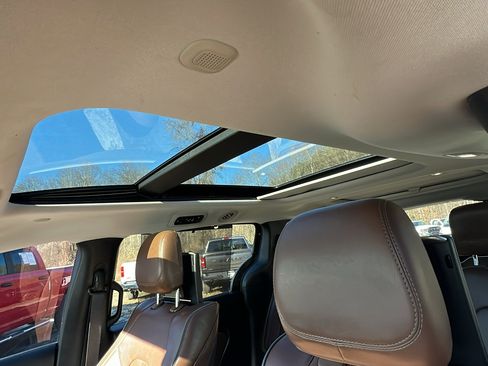 Used 2017 Chrysler Pacifica Limited w/ UConnect Theater Package image 19