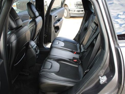 Used 2019 Jeep Cherokee Latitude Plus w/ Comfort/Convenience Group FWD image 37