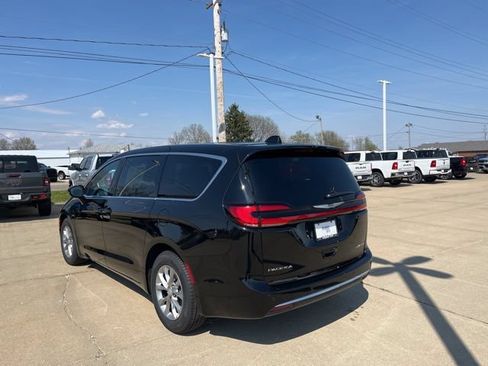 New 2026 Chrysler Pacifica Limited FWD image 7
