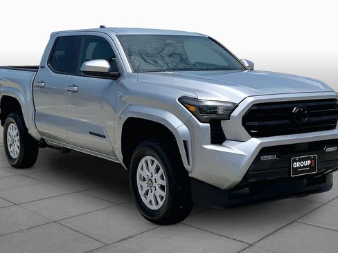 Used 2025 Toyota Tacoma SR5 AWD/4WD image 3